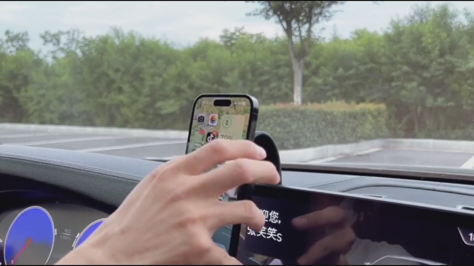 Magnetic Bendable Car Mobile Phone Holder Wireless Charger Phone Holder 15W Car Dash Mount Compatible With Phone